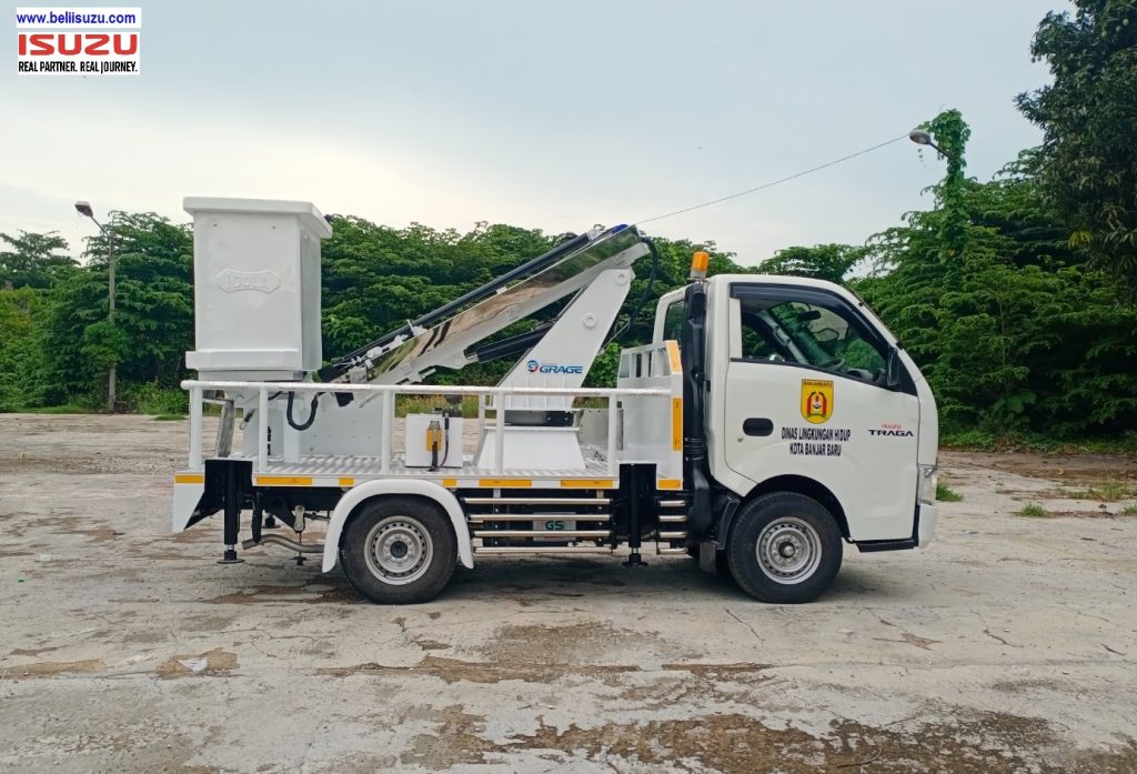 Isuzu Traga skylift