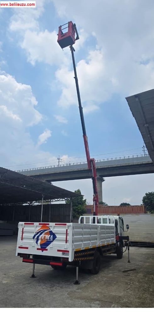 Isuzu NMR L Crane Skylift