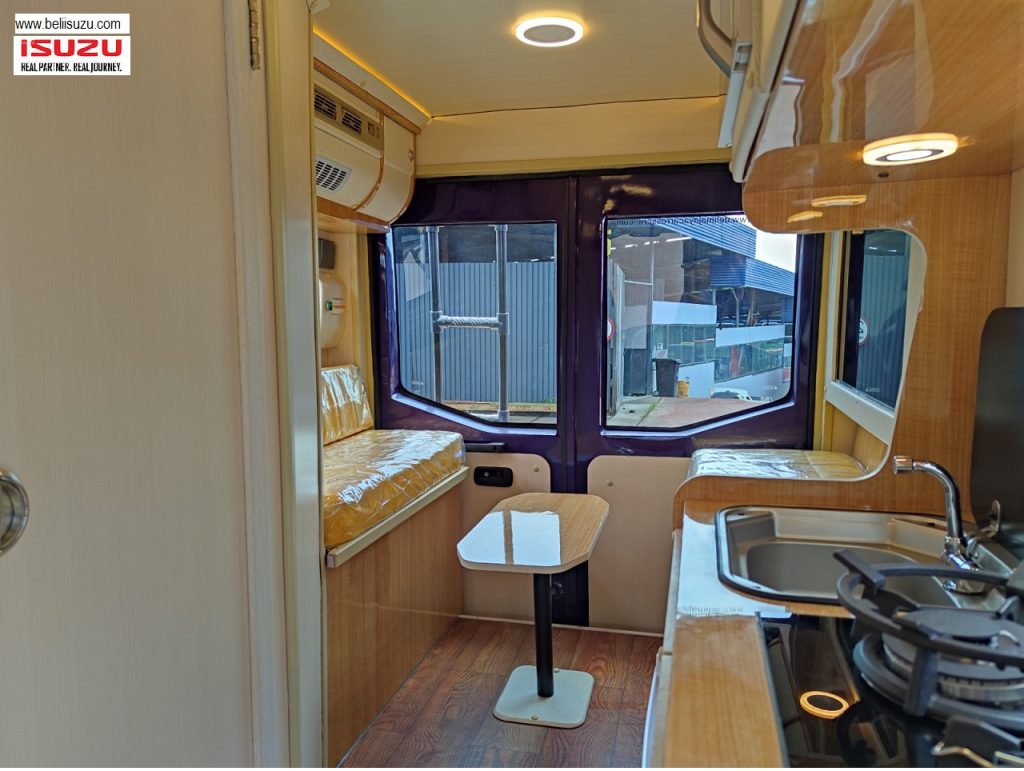 ruang dapur dan interior isuzu traga campervan