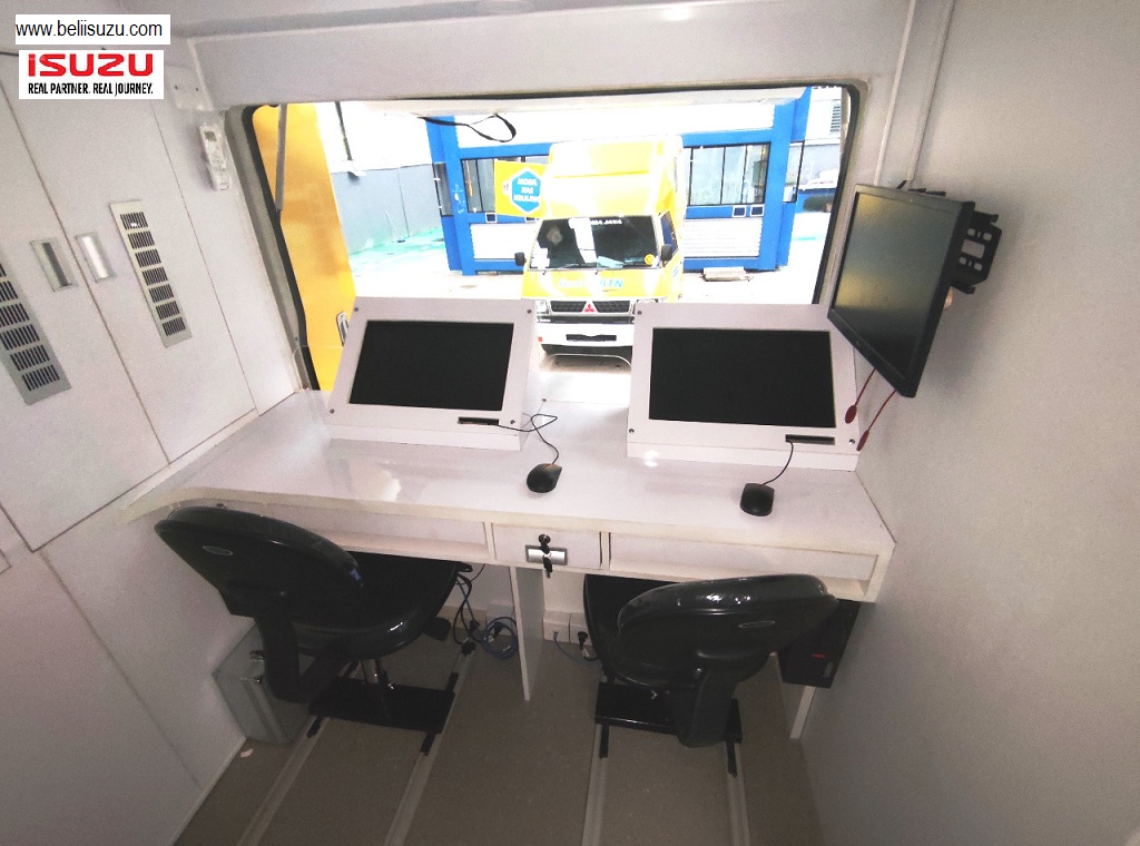 interior dan perangkat mobil kas keliling isuzu NLR euro 4